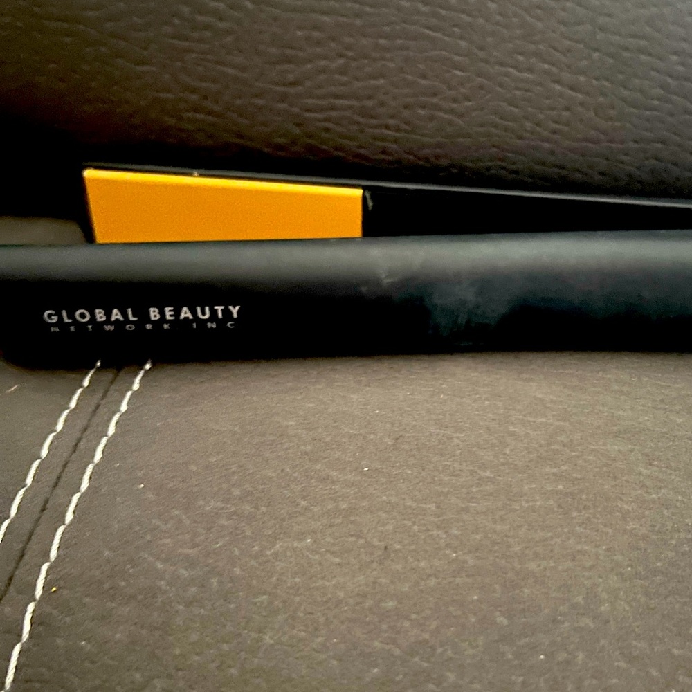 Global beauty hair straightener.